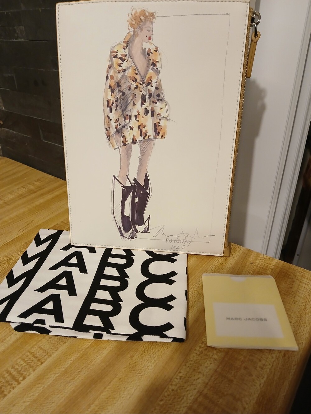 Marc Jacobs NWT 2025 The Runway Collecton Wristlet/Clutch & Dustbag